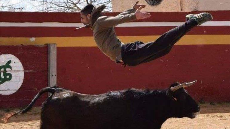 España: un torero murió corneado cuando ayudaba a otro hombre