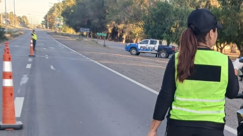 Los operativos en Ruta 7 y el cementerio y en la zona de bares de la calle Belgrano son habituales. | LM Neuquen Los operativos en Ruta 7 y el cementerio y en la zona de bares de la calle Belgrano son habituales.