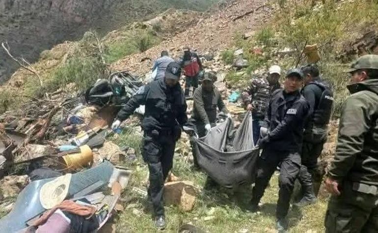 Al menos tres de las víctimas fatales del accidente del colectivo en Bolivia eran menores. Al menos tres de las víctimas fatales del accidente del colectivo en Bolivia eran menores.