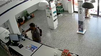 Video: entró a vender bolsas de residuos y terminó robando