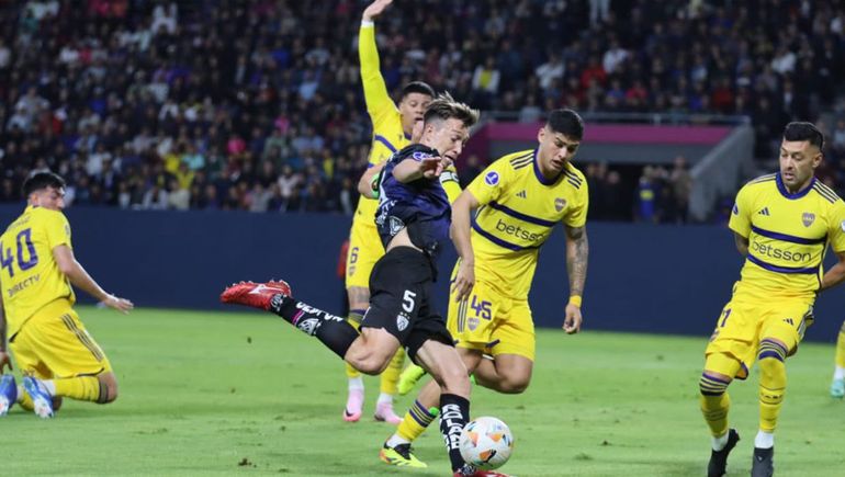 El video de los jugadores de Boca intentando salir del estadio de Independiente del Valle que se volvió viral