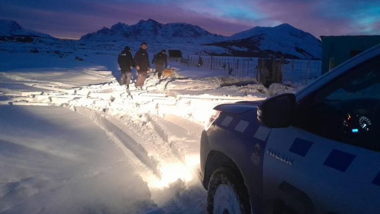 Encontraron y asistieron a 5 veranadores en las Lagunas de Epulauquen