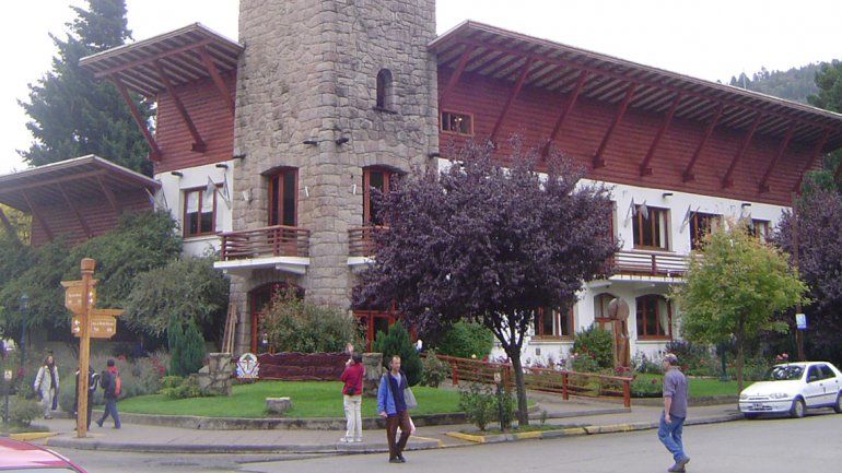 Una familia se mudó al hall del edificio de la Municipalidad.