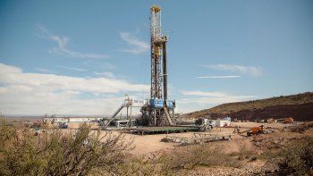 Una torre perforadora en Loma Campana, el área de mayor producción shale oil de YPF en Vaca Muerta,