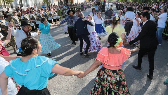 centenario salio a la calles a festejar su cumpleanos