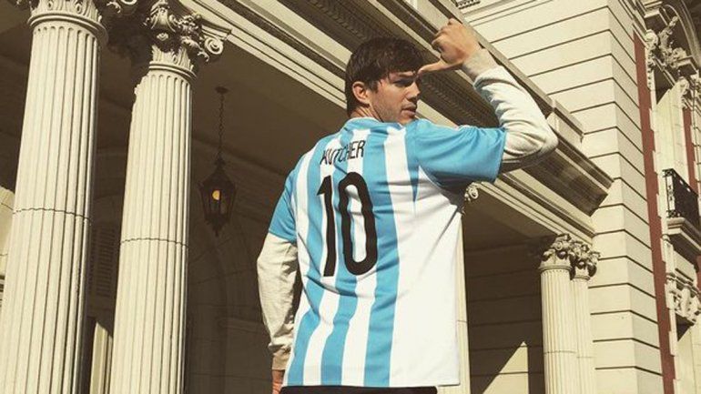 Ashton Kutcher se puso la camiseta de la Selección