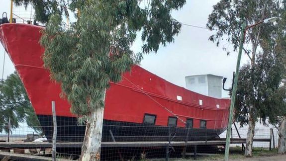 Petrolero convirtió un barco pesquero en un original resto-bar