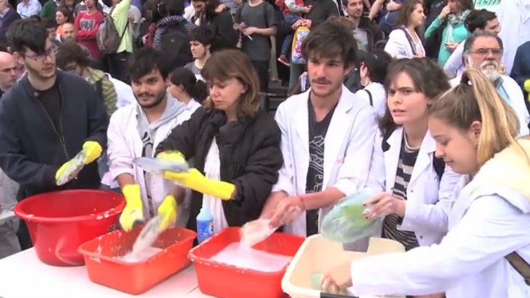 Científicos neuquinos salen a la calle a lavar los platos
