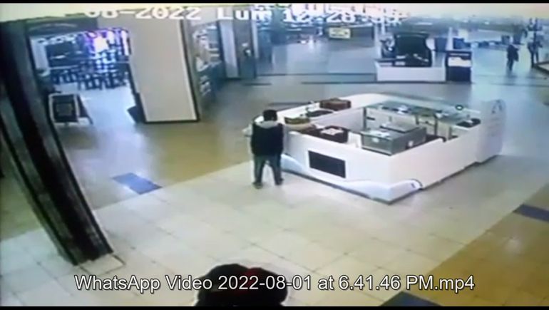 En segundos, le robaron el celular en un shopping