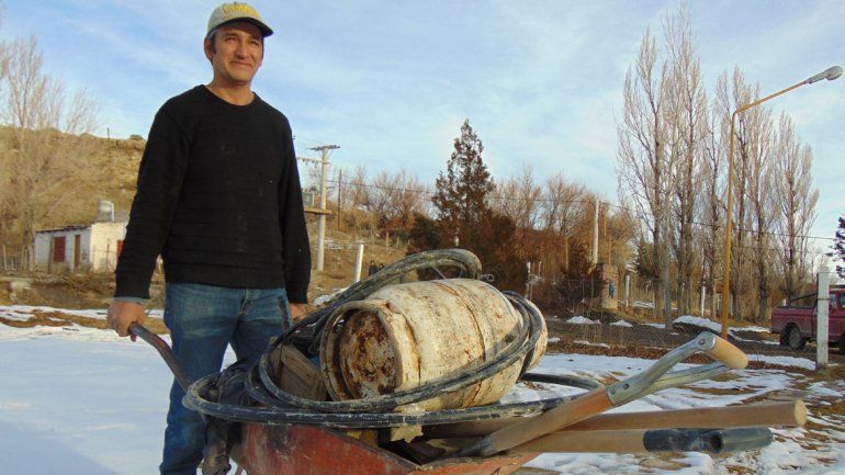 Aurelio Oporto recorre Mariano Moreno empujando su carretilla.