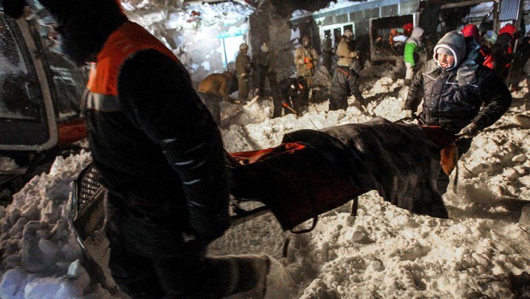 Tragedia en pista de esquí rusa: un alud mató a una familia