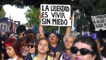 Le dijo que la amaba y casi la mata a puñaladas en un hotel céntrico
