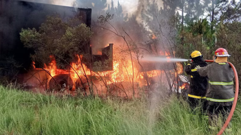 Una de las hipótesis es que el auto habría intentado adelantarse a otros vehículos. Una de las hipótesis es que el auto habría intentado adelantarse a otros vehículos.