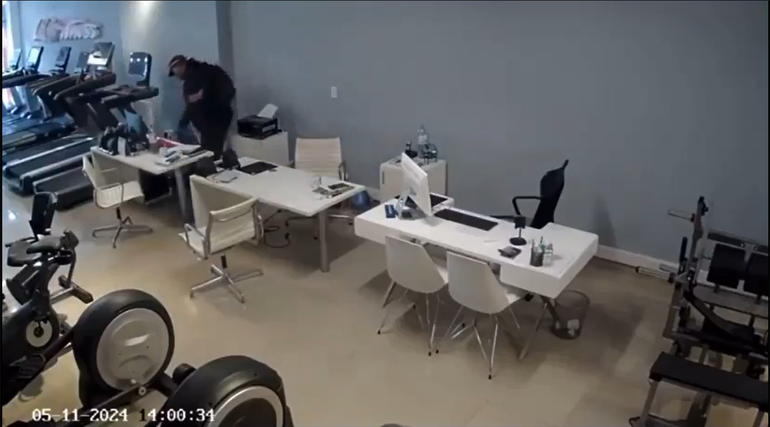 El delincuente no planeaba este robo de la bicicleta fija, pero recurrió a lo más cercano. El delincuente no planeaba este robo de la bicicleta fija, pero recurrió a lo más cercano.