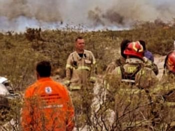 La ola de calor de la semana previa y los vientos complicaron la tarea de los bomberos en zonas cercanas a Trelew. La ola de calor de la semana previa y los vientos complicaron la tarea de los bomberos en zonas cercanas a Trelew.