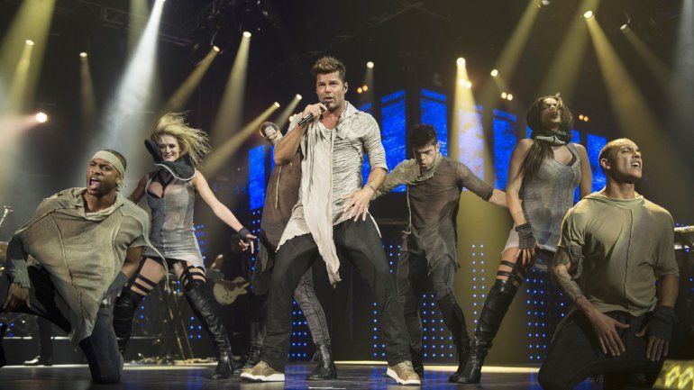 celebración. El cantante hizo bailar a todos con La mordidita.