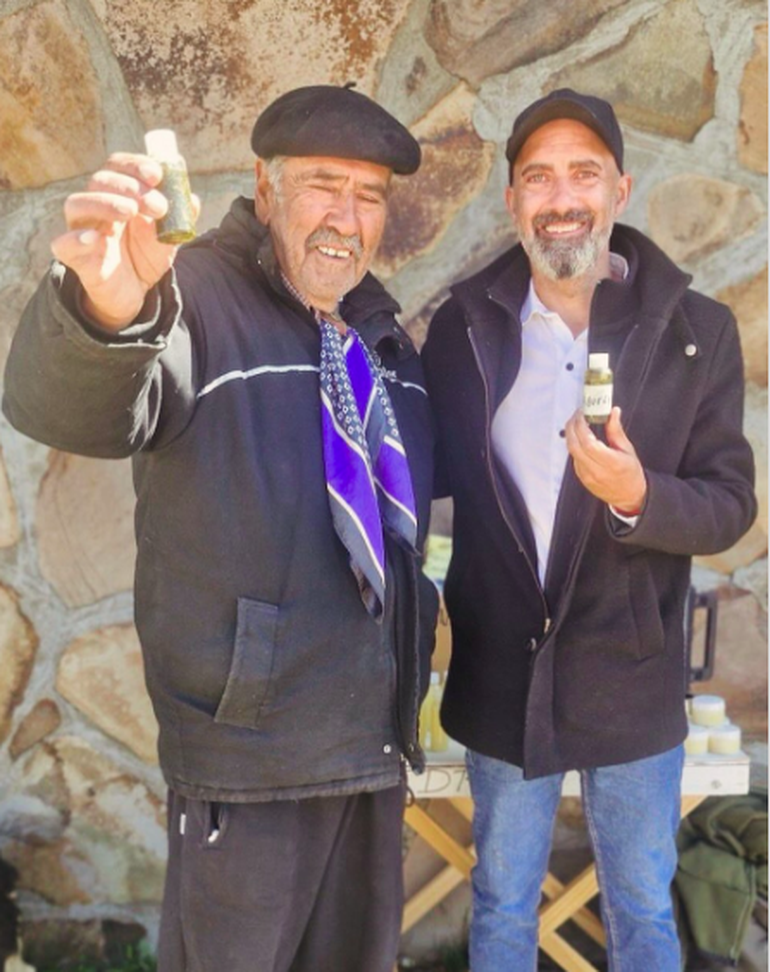Matías Ramos, presidente de Ente Provincial de Termas de Neuquén junto a Don Pedro, en Copahue. Matías Ramos, presidente de Ente Provincial de Termas de Neuquén junto a Don Pedro, en Copahue.