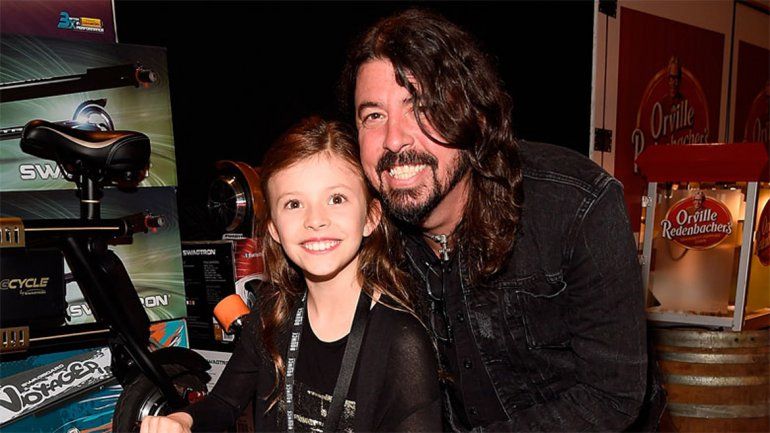 La pequeña tocó We Will Rock You junto a Foo Fighters.
