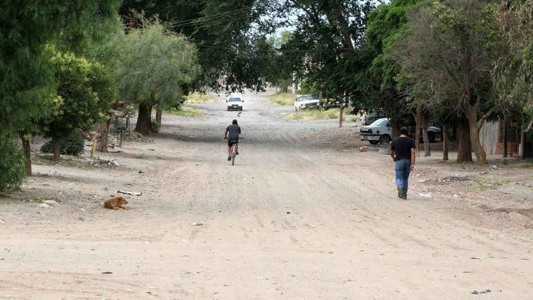 El barrio Sarmiento tiene 50 años y muchas de sus calles aún son de tierra. Los vecinos tomaron bien la noticia.