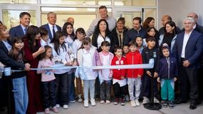 En el establecimiento se construyó un nuevo playón deportivo y una cancha de césped sintético. | LM Neuquen En el establecimiento se construyó un nuevo playón deportivo y una cancha de césped sintético.