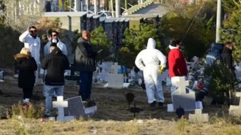 Búsqueda de Iván Torres en Chubut: un cementerio lleno de tumbas abiertas y la angustia de la madre. Búsqueda de Iván Torres en Chubut: un cementerio lleno de tumbas abiertas y la angustia de la madre.