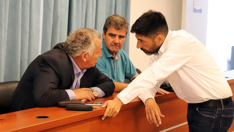 El abogado Alfredo Cury hablando con el exministro de Desarrollo Social, Abel Di Luca y Luis Gallo. El abogado Alfredo Cury hablando con el exministro de Desarrollo Social, Abel Di Luca y Luis Gallo.