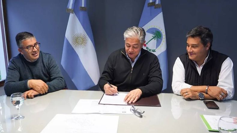 El Gobernador firmó convenios con el intendente de Zapala y el intendente de Las Coloradas.