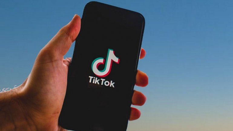 Viral en TikTok por hacer preguntas sin sentido en la calle