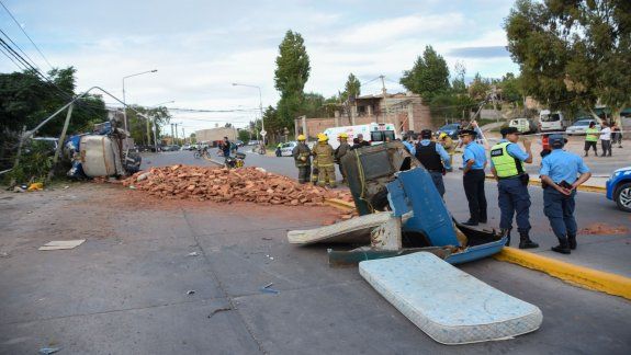 Dramático rescate tras un vuelco en un barrio neuquino