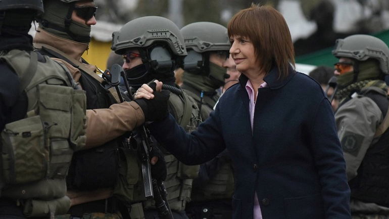 Patricia Bullrich, junto a gendarmes. Propuso el retorno del servicio cívico, aunque no es militar ni obligatorio. Patricia Bullrich, junto a gendarmes. Propuso el retorno del servicio cívico, aunque no es militar ni obligatorio.