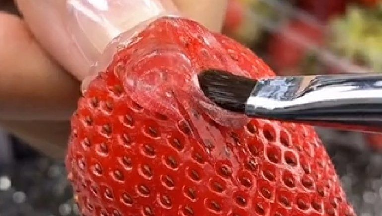 TikTok: ¿usarías uñas de fresa?