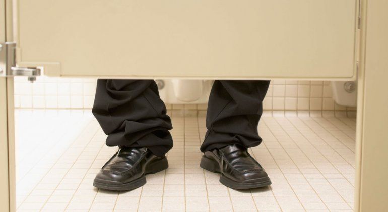 ¿El hombre debería orinar sentado por una cuestión de salud?