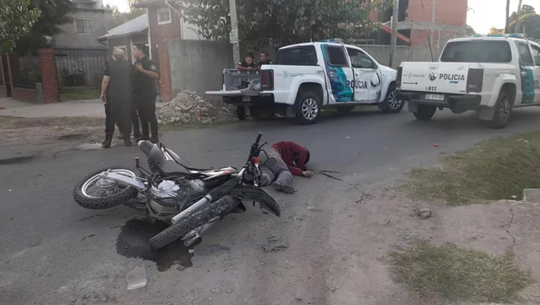 Video: escapaban de la Policía y chocaron contra un patrullero