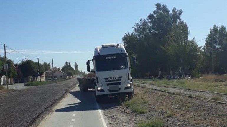 Vale todo: camionero se estacionó sobre la ciclovía