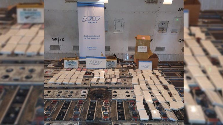 Ezeiza: secuestraron 84 kilos de cocaína ocultos en la bodega de un avión