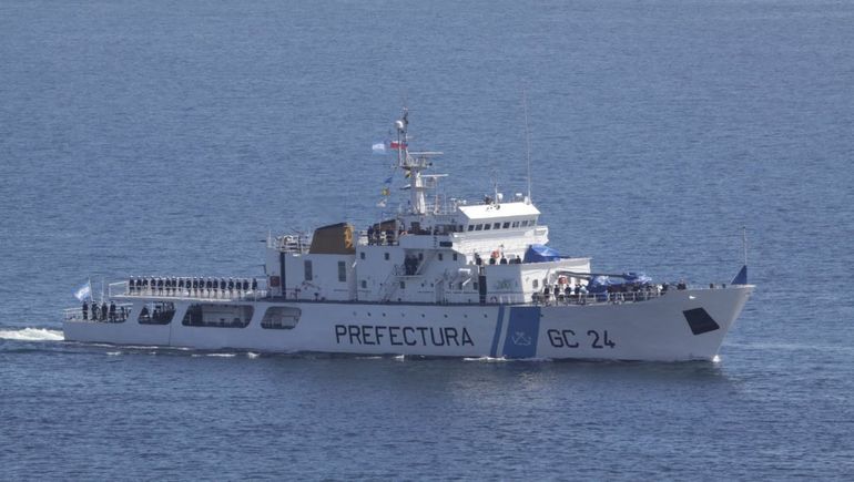 Con un amenazante buque, Milei ahora combate la pesca ilegal