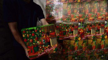 Al mostrar sus cajas navideñas, estas dos trabajadoras se convirtieron en la envidia de miles de usuarios. Al mostrar sus cajas navideñas, estas dos trabajadoras se convirtieron en la envidia de miles de usuarios.