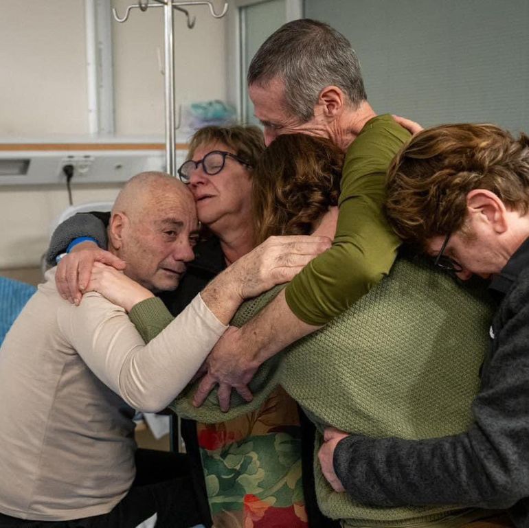 Los rehenes argentinos rescatados con sus familiares.