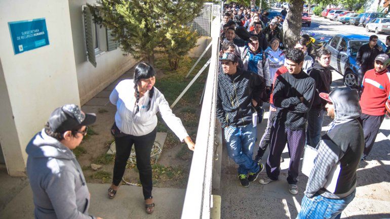 Un ofrecimiento para trabajar de placero concitó la atención de 1350 interesados en dos semanas de inscripción.