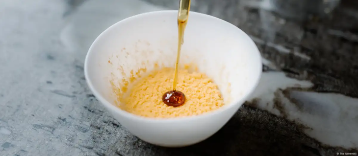 El moho transforma natillas de arroz sin azúcar en un postre servido en el restaurante Alchemist de Copenhague. El moho transforma natillas de arroz sin azúcar en un postre servido en el restaurante Alchemist de Copenhague.