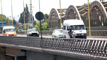 manejaba un taxi trucho y lo atraparon en los puentes carreteros manejaba un taxi trucho y lo atraparon en los puentes carreteros