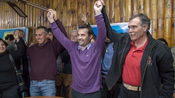 Marcelo Zúñiga, Darío Martínez y Javier Bertoldi en el búnker de Unidad Ciudadana tras conocer los resultados.