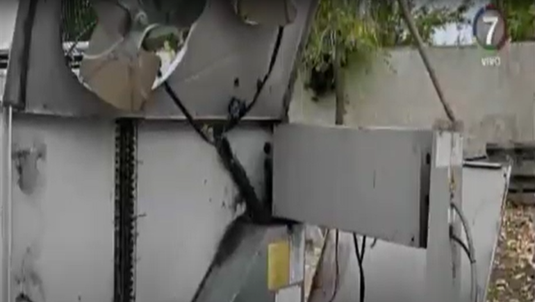 Se robaron los paneles de oxígeno y el aire acondicionado. Se robaron los paneles de oxígeno y el aire acondicionado.