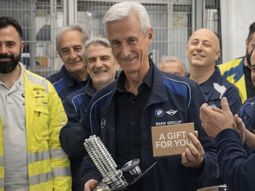 BMW le regaló un M3 a un empleado que se jubiló tras 45 años de trabajo en la planta de Múnich. BMW le regaló un M3 a un empleado que se jubiló tras 45 años de trabajo en la planta de Múnich.