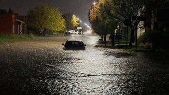 Las intensas lluvias afectaron zonas como Coronel Suárez, con las calles inundadas. Foto: Clarín. Las intensas lluvias afectaron zonas como Coronel Suárez, con las calles inundadas. Foto: Clarín.
