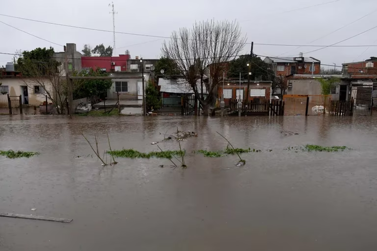 Inundaciones y evacuados por las fuertes tormentas en Buenos Aires