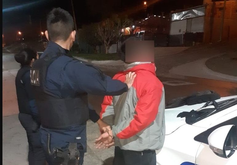 Uno de los detenidos en Trelew, acusado de robar calbes en la esquina de Daleoso y O'Higgins. Uno de los detenidos en Trelew, acusado de robar calbes en la esquina de Daleoso y O'Higgins.
