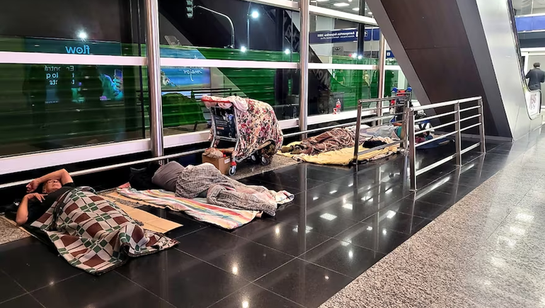 Desalojaron a más de un centenar de personas que dormían en Aeroparque