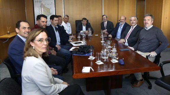 Autoridades neuquinas, con representantes industriales.