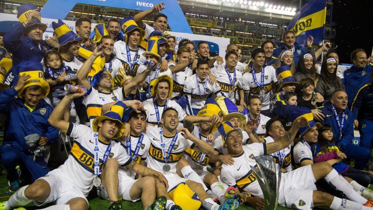 De fiesta en fiesta. El Xeneize levantó el trofeo por el título local y en la Copa Argentina. A full con el 20.